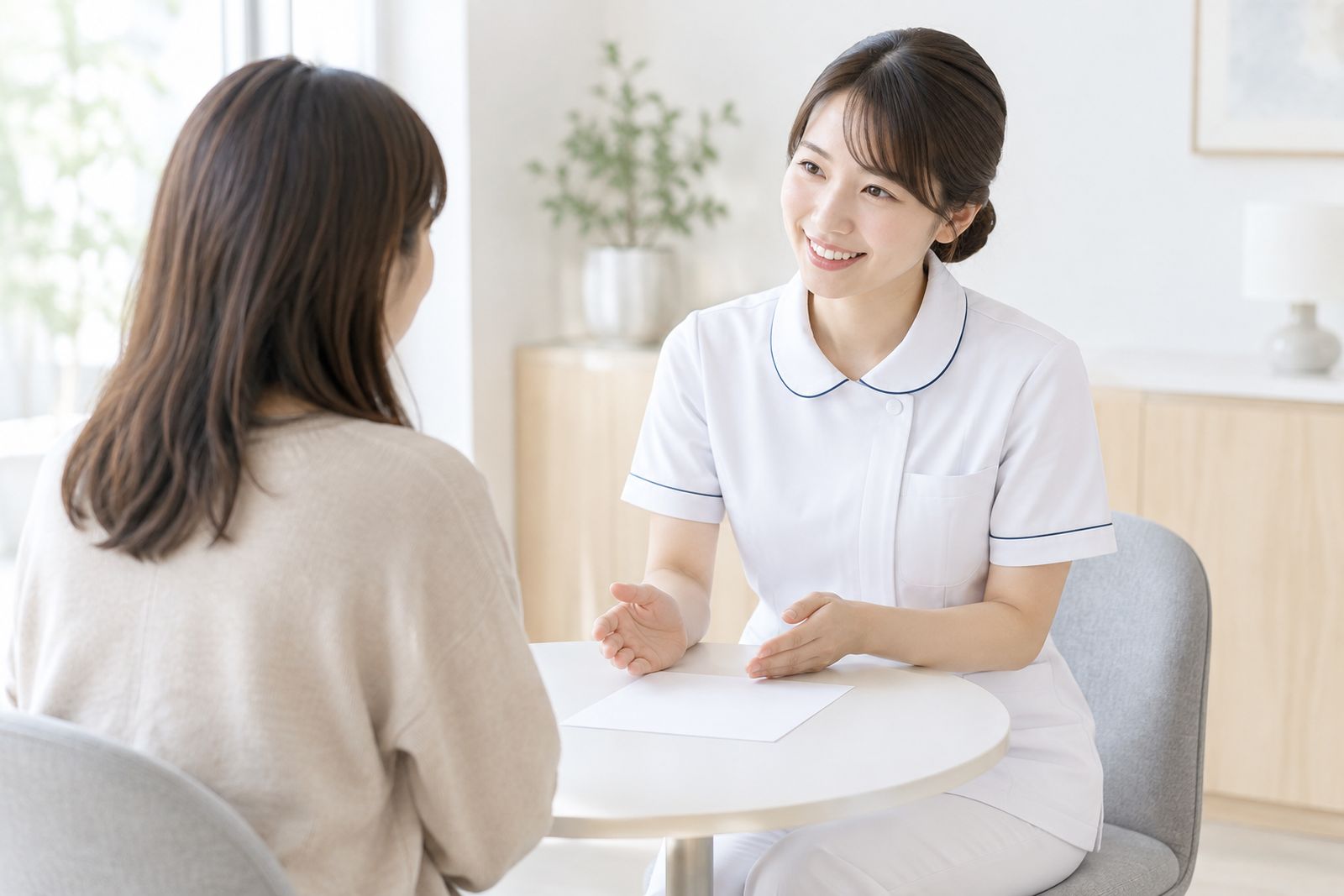 患者さまに説明する看護師