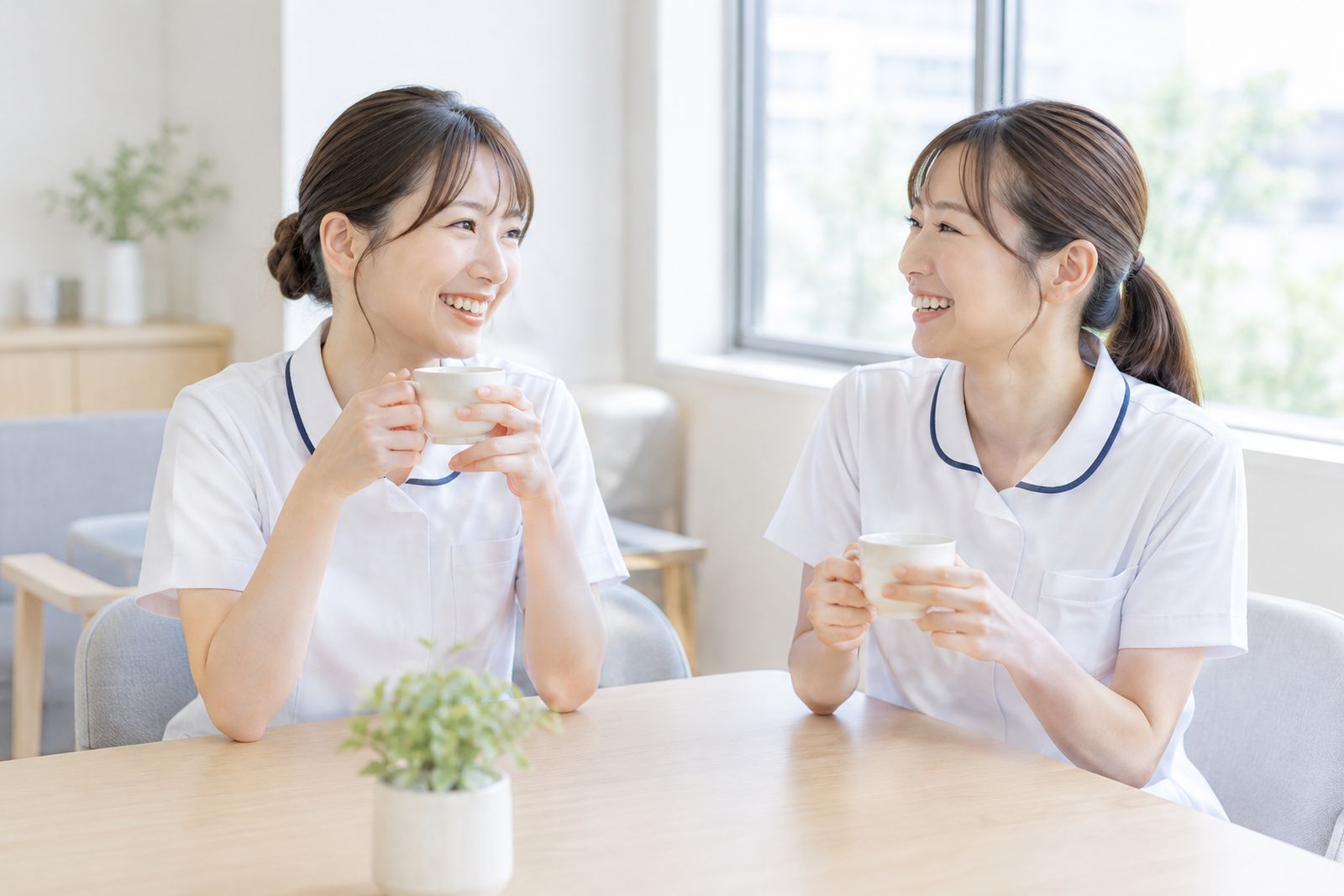 休憩室でお茶を飲みながら話す看護師たち